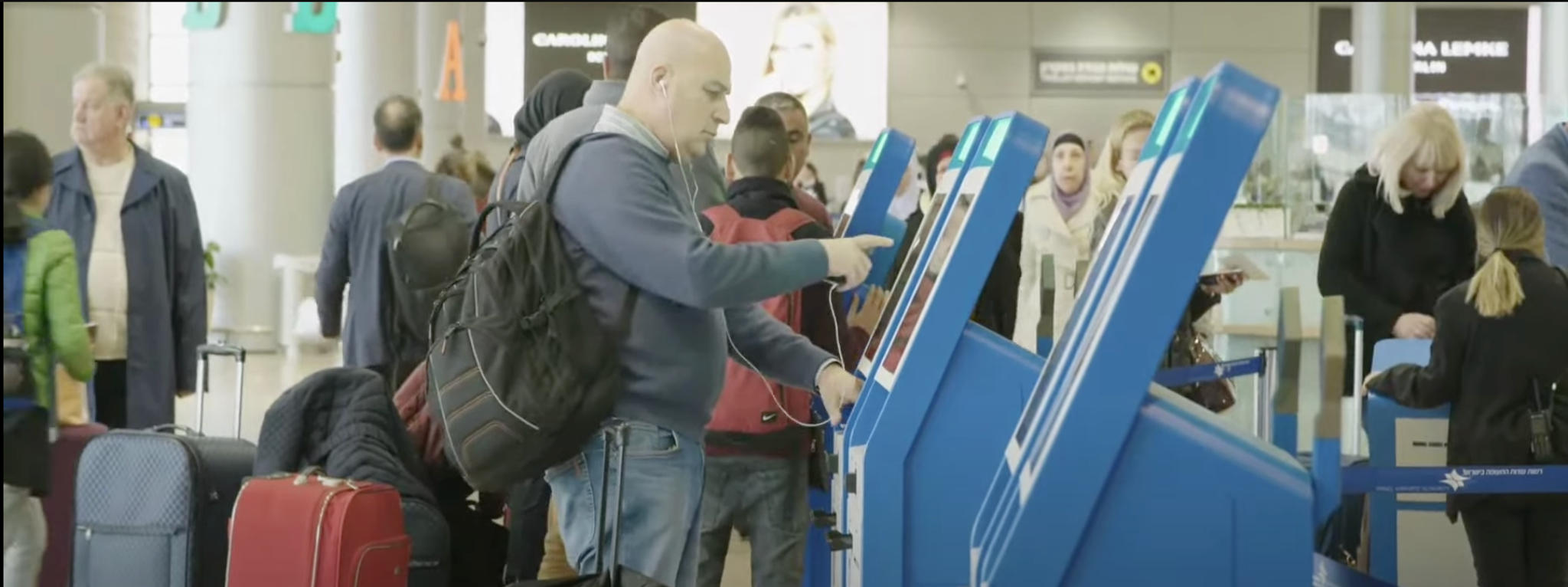 flight-check-in-using-airline-kiosk-machines