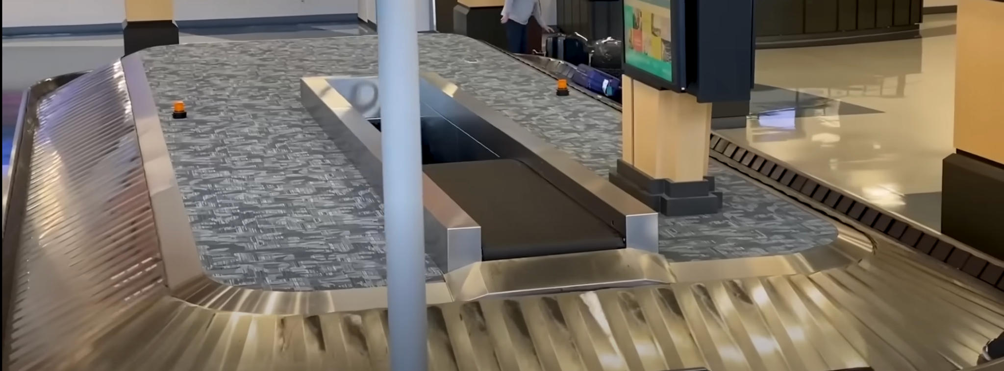 lost-luggage-airport-carousel