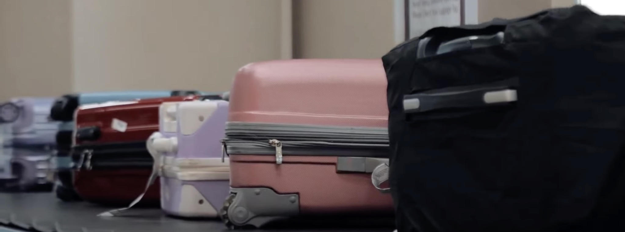 luggage-moves-on-airport-conveyor-belt