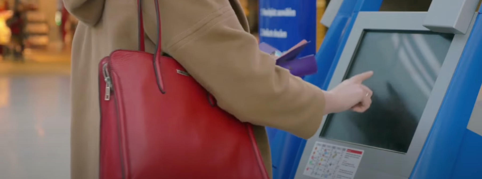 passenger-using-kiosk-to-check-in-for-flight 