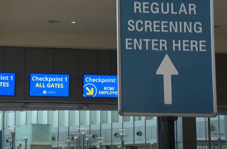 Airport-signs-to-security-checkpoints
