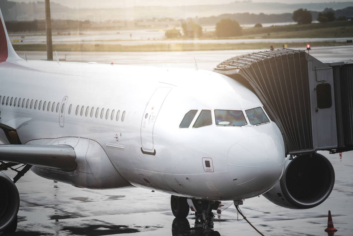 With Flight Guide to the World of Commercial Flights -i FLY