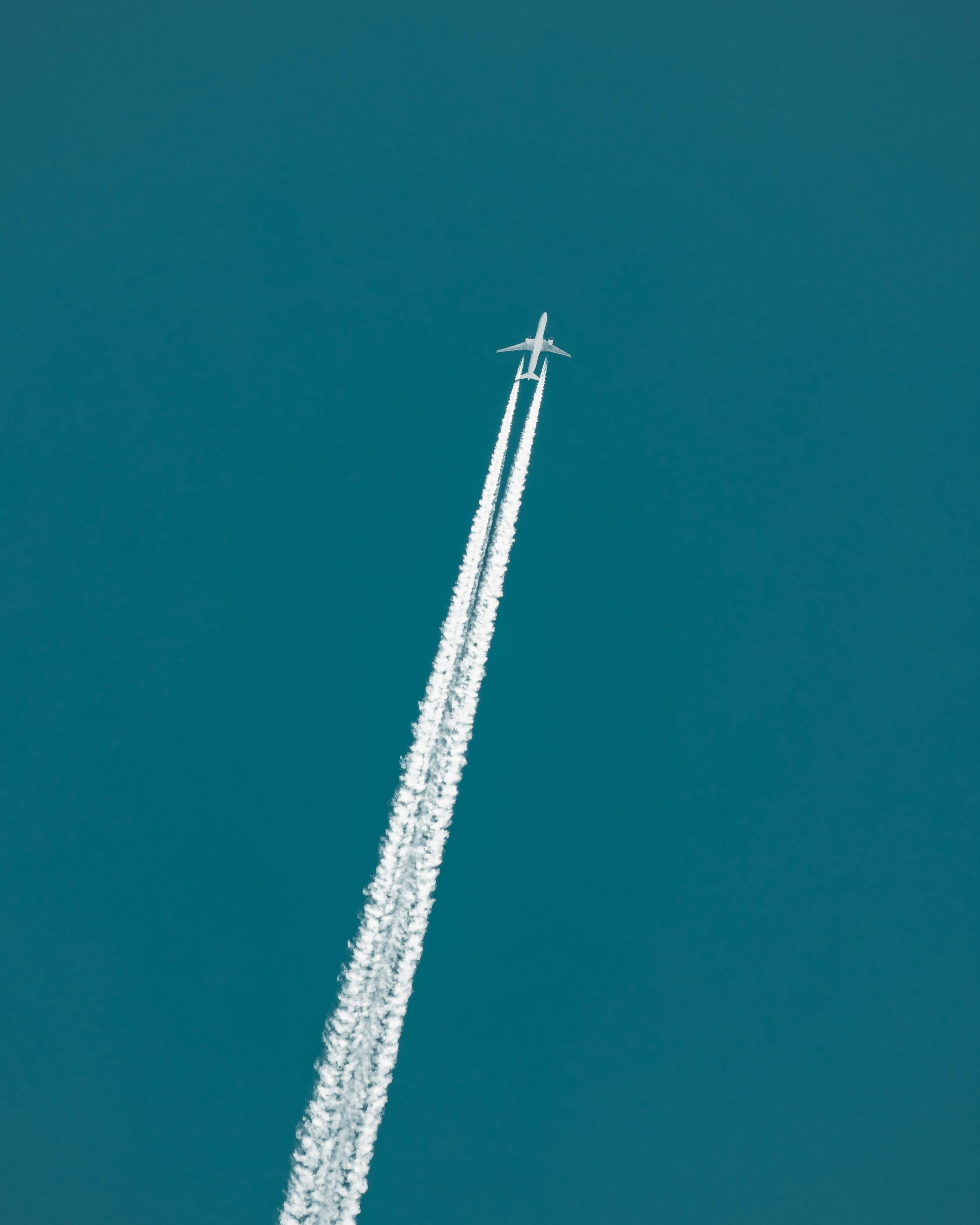 high-altitude-airplane-flying-with-contrails