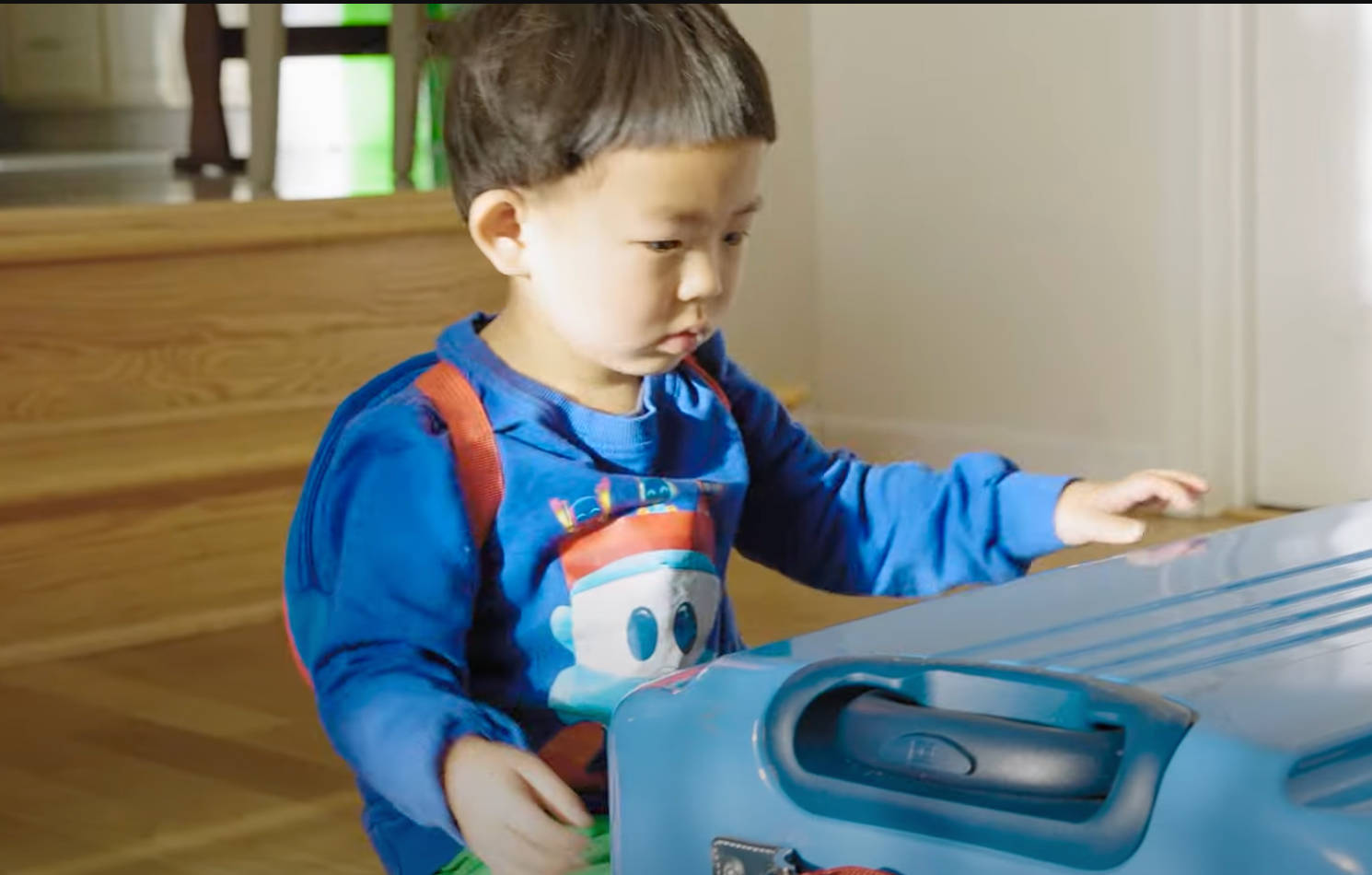 child-packs-his-bag-before-flight